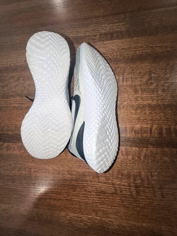 Nike Women’s Epic React Flyknit 2 shoes in the "Oreo" Color Size 11