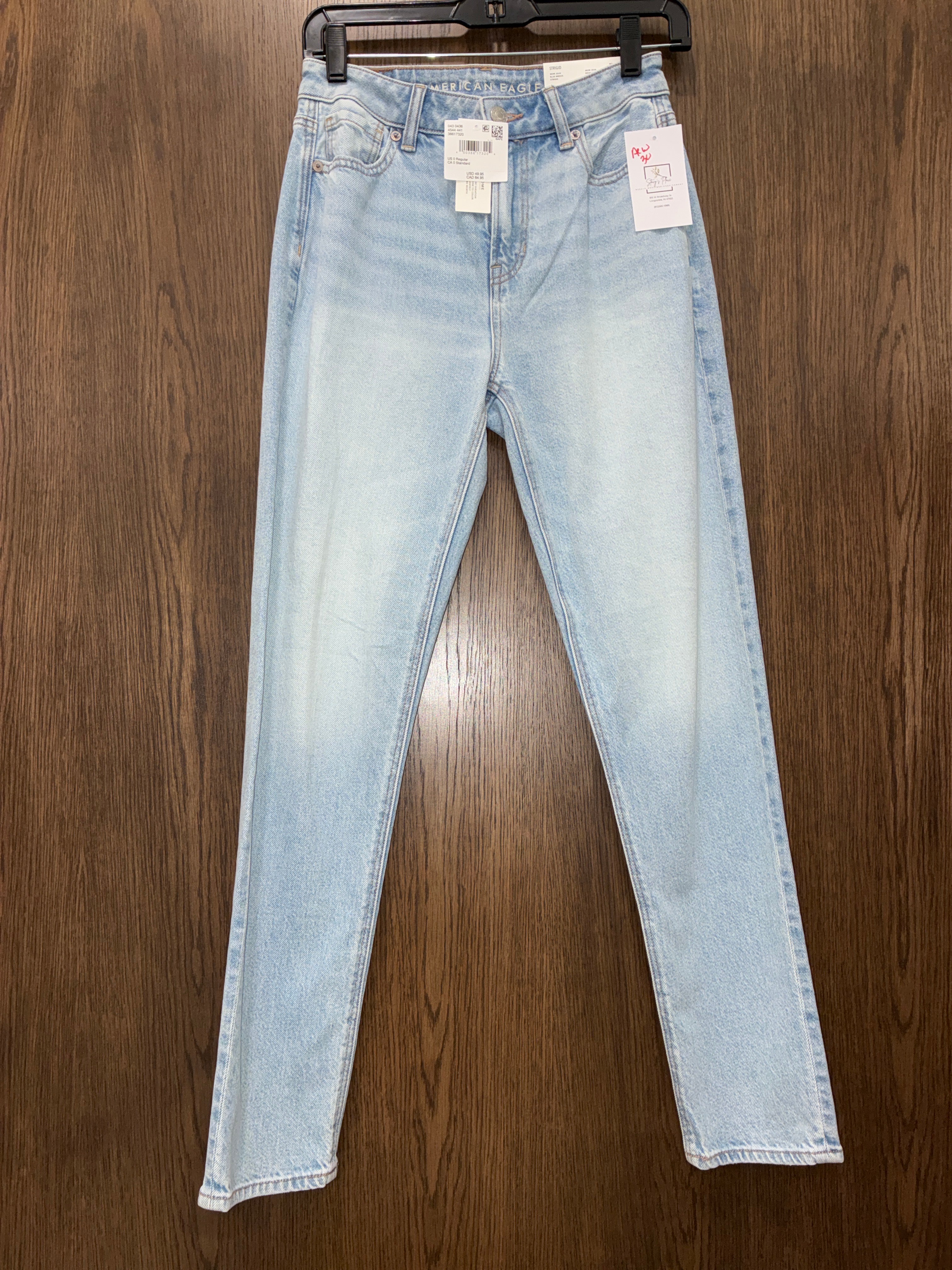 Women’s American Eagle Strigid Mom Jeans NWT Size 0R