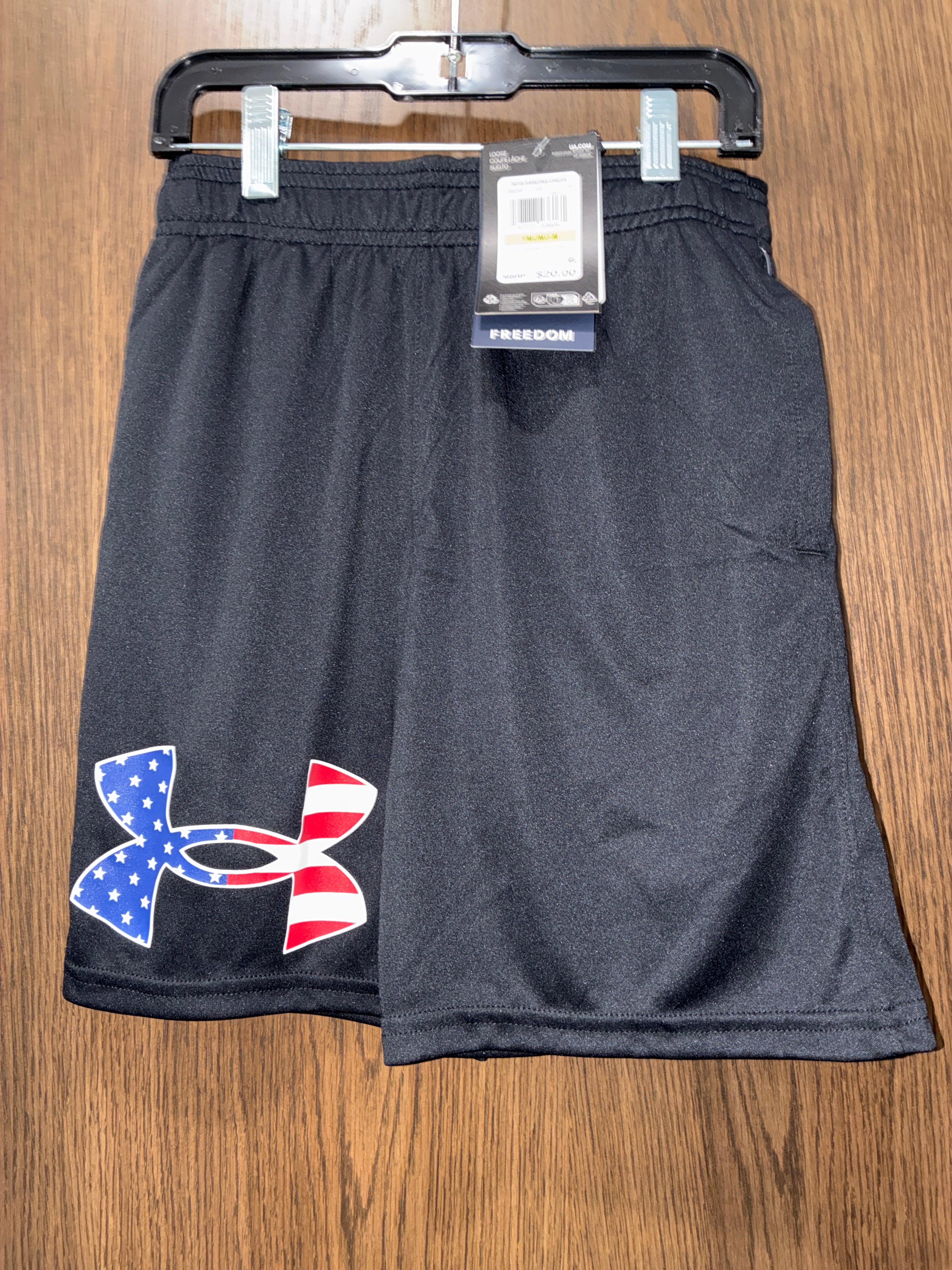 Boys Under Armour Shorts NWT Size Youth Medium