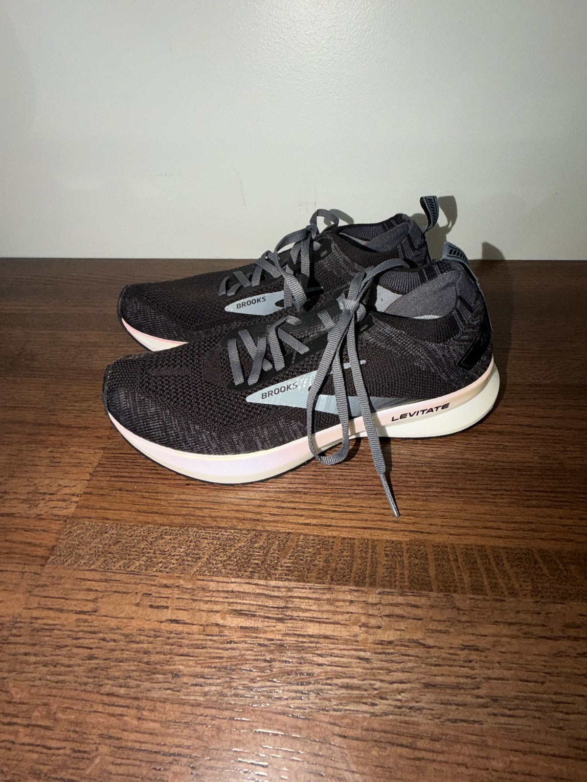 Brooks Levitate 4 Women’s Size 7.5 Black Gray Running Shoes 1203351B012
