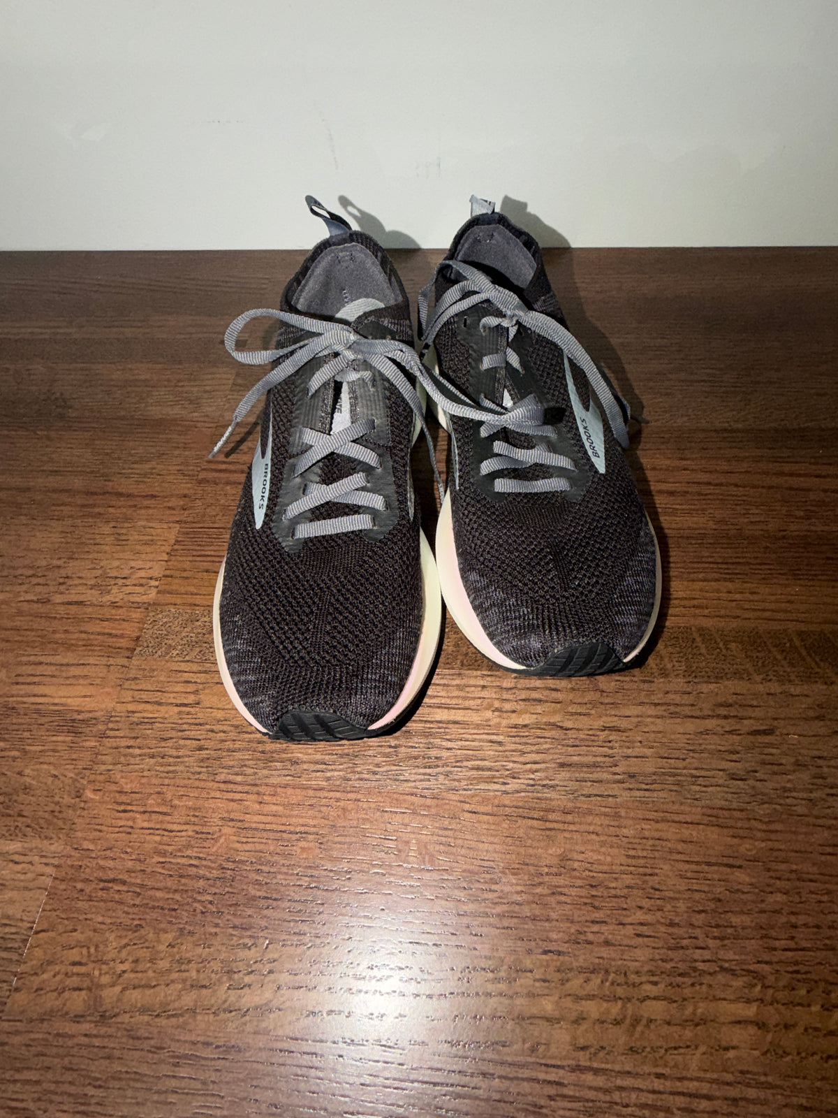 Brooks Levitate 4 Women’s Size 7.5 Black Gray Running Shoes 1203351B012