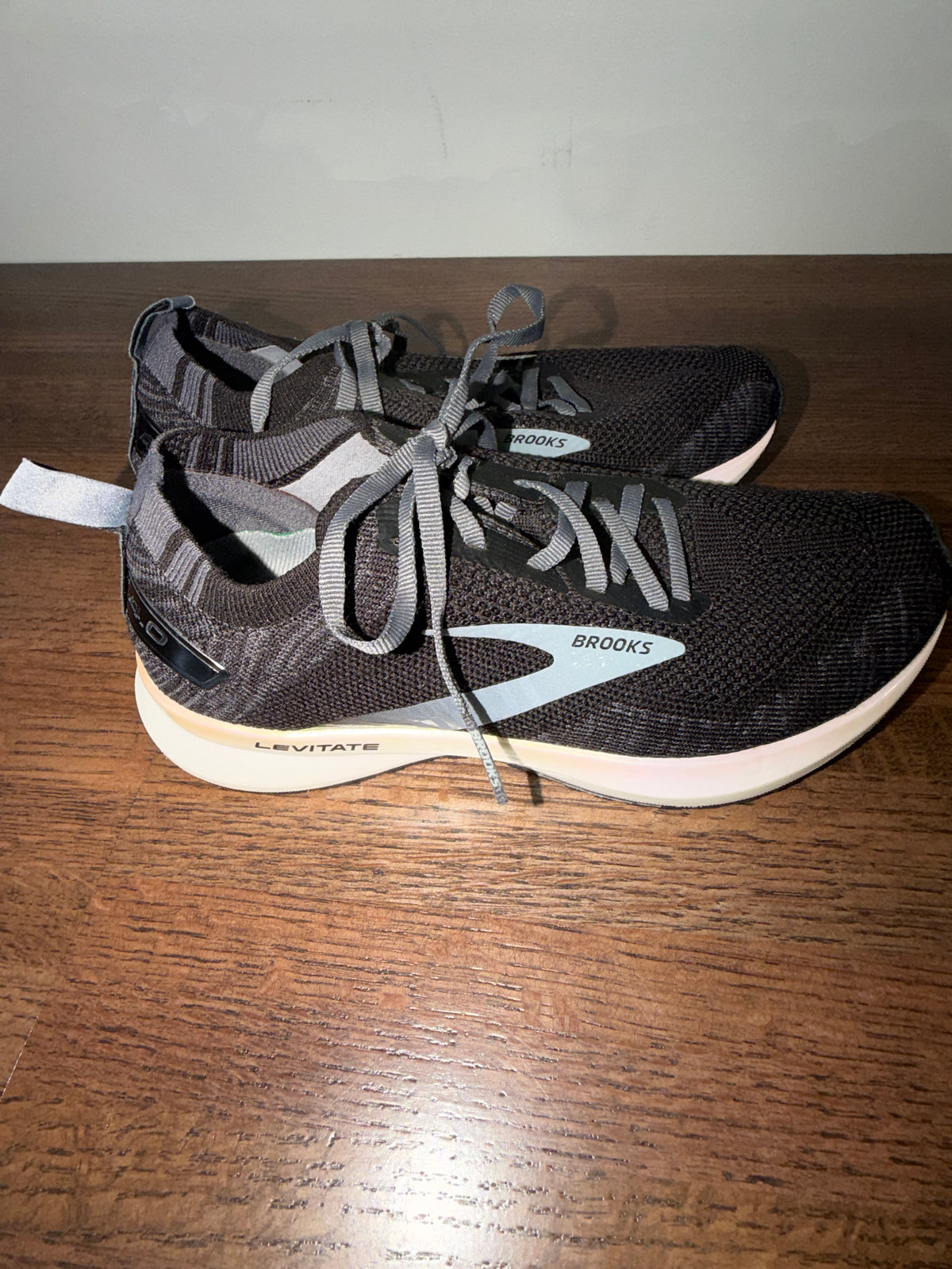 Brooks Levitate 4 Women’s Size 7.5 Black Gray Running Shoes 1203351B012
