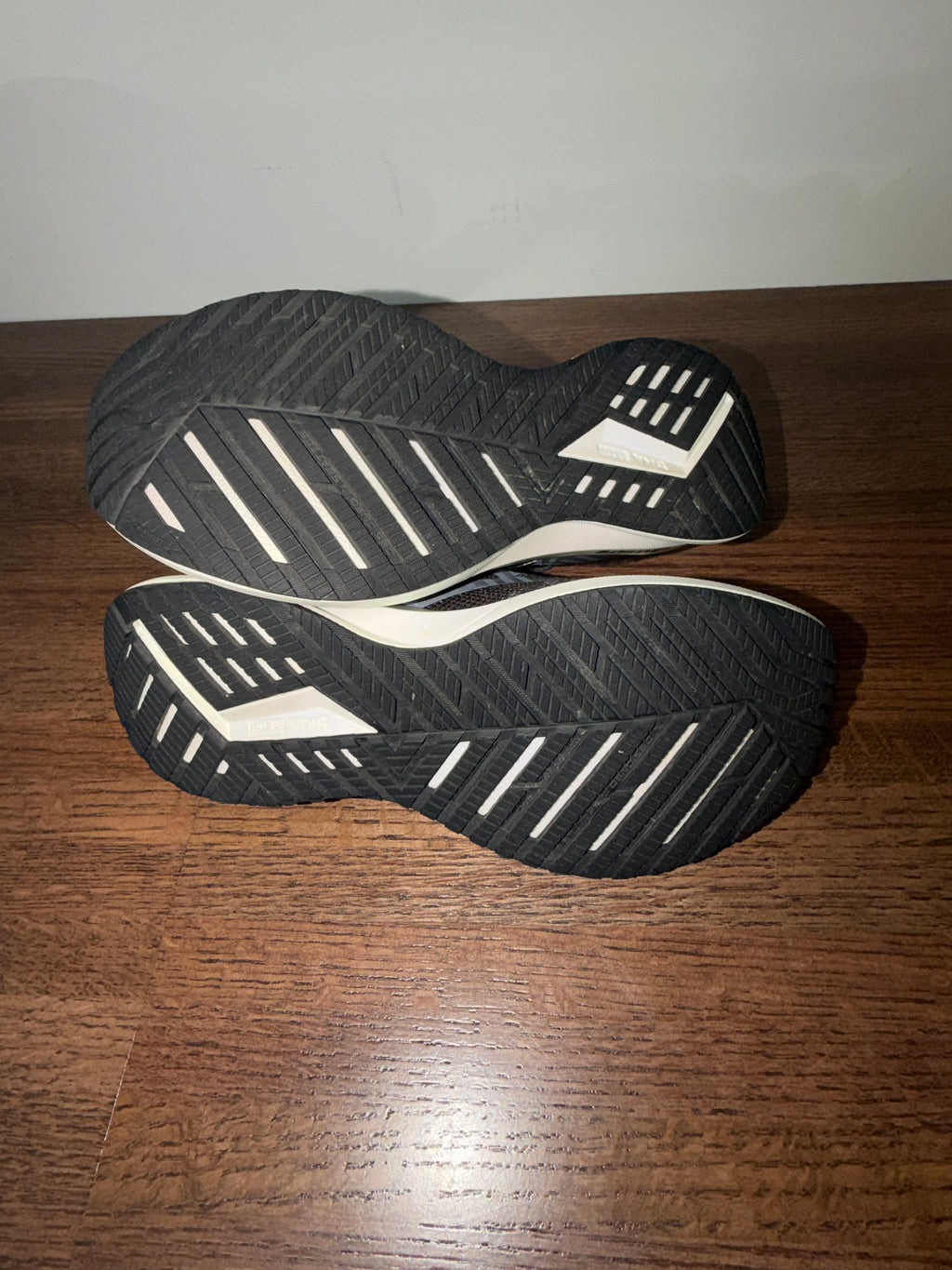 Brooks Levitate 4 Women’s Size 7.5 Black Gray Running Shoes 1203351B012