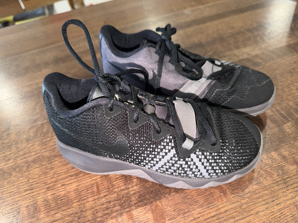 Nike Kyrie Flytrap Basketball Shoes Black Gray 943497-011 Youth Size 1Y