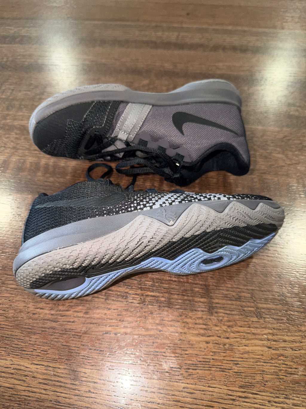 Nike Kyrie Flytrap Basketball Shoes Black Gray 943497-011 Youth Size 1Y