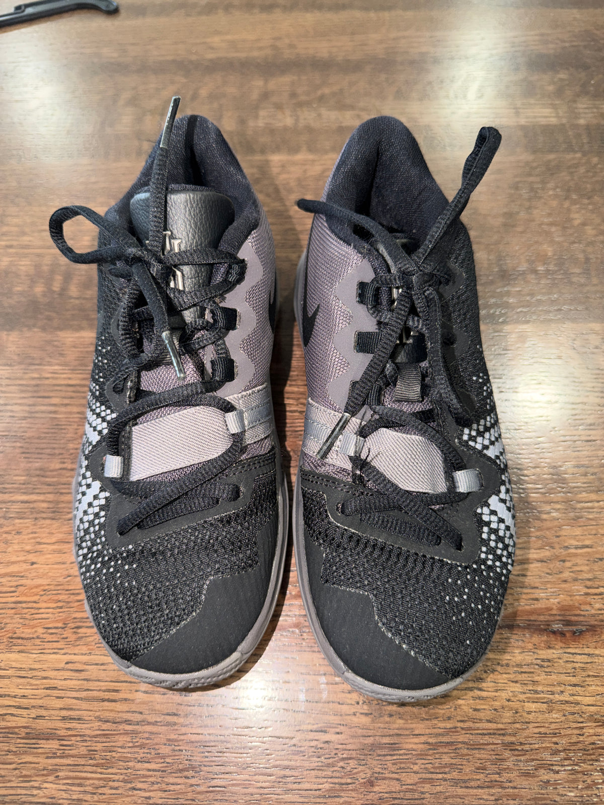 Nike Kyrie Flytrap Basketball Shoes Black Gray 943497-011 Youth Size 1Y