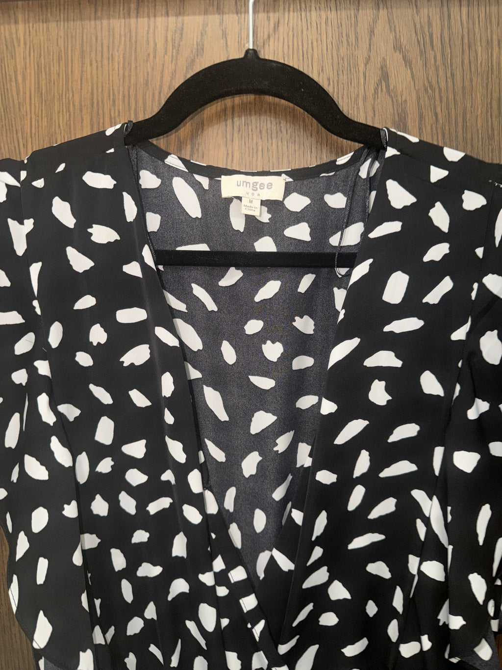 Umgee Women’s Black White Print Romper Flutter Sleeve Ruffle Hem Size M