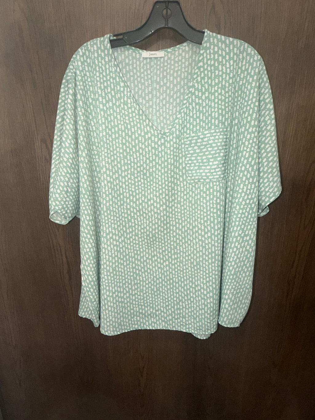 Jodiful Boutique Women’s Green & White Abstract Print V-Neck Blouse Pocket Top Size Small