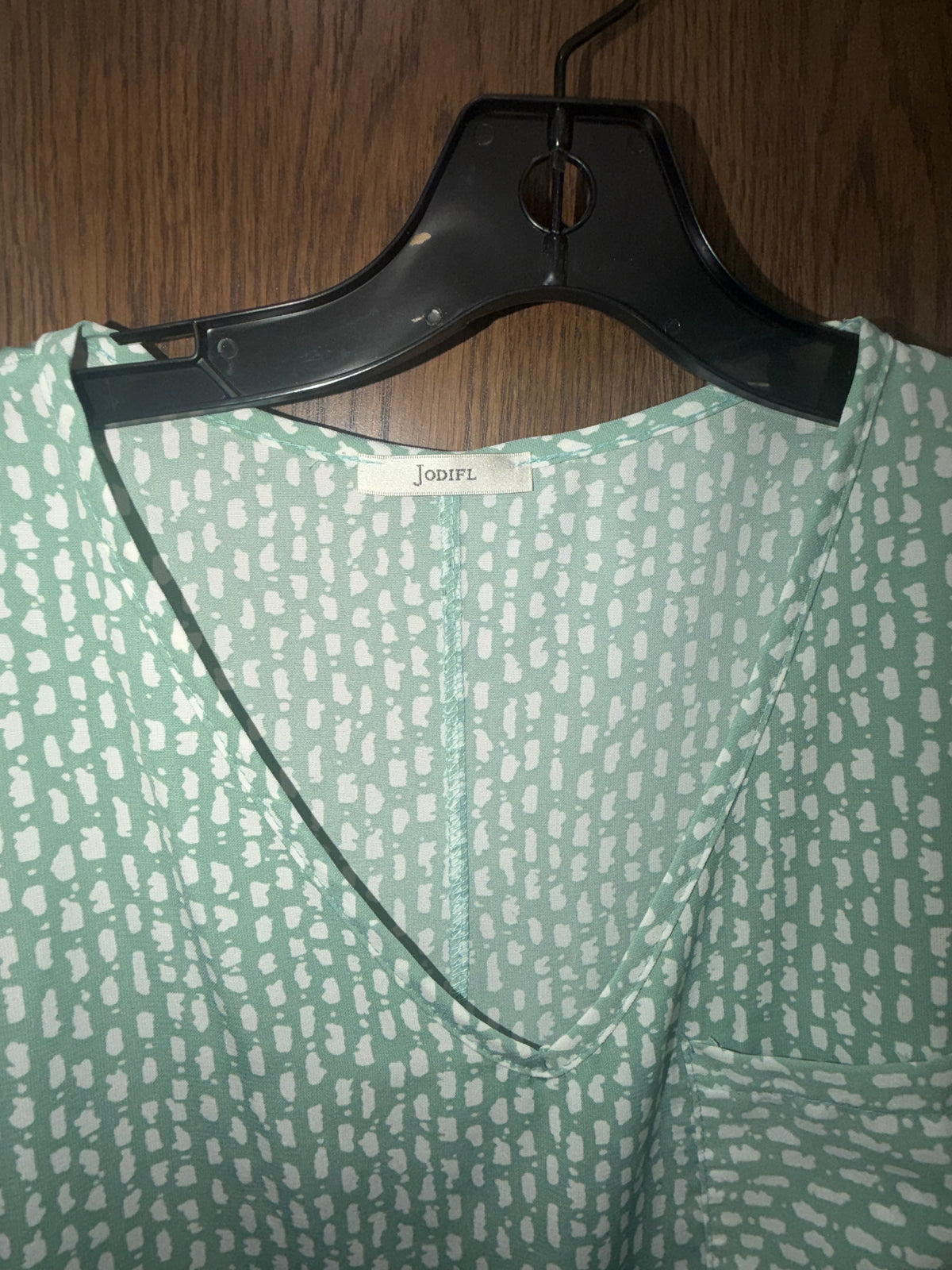 Jodiful Boutique Women’s Green & White Abstract Print V-Neck Blouse Pocket Top Size Small