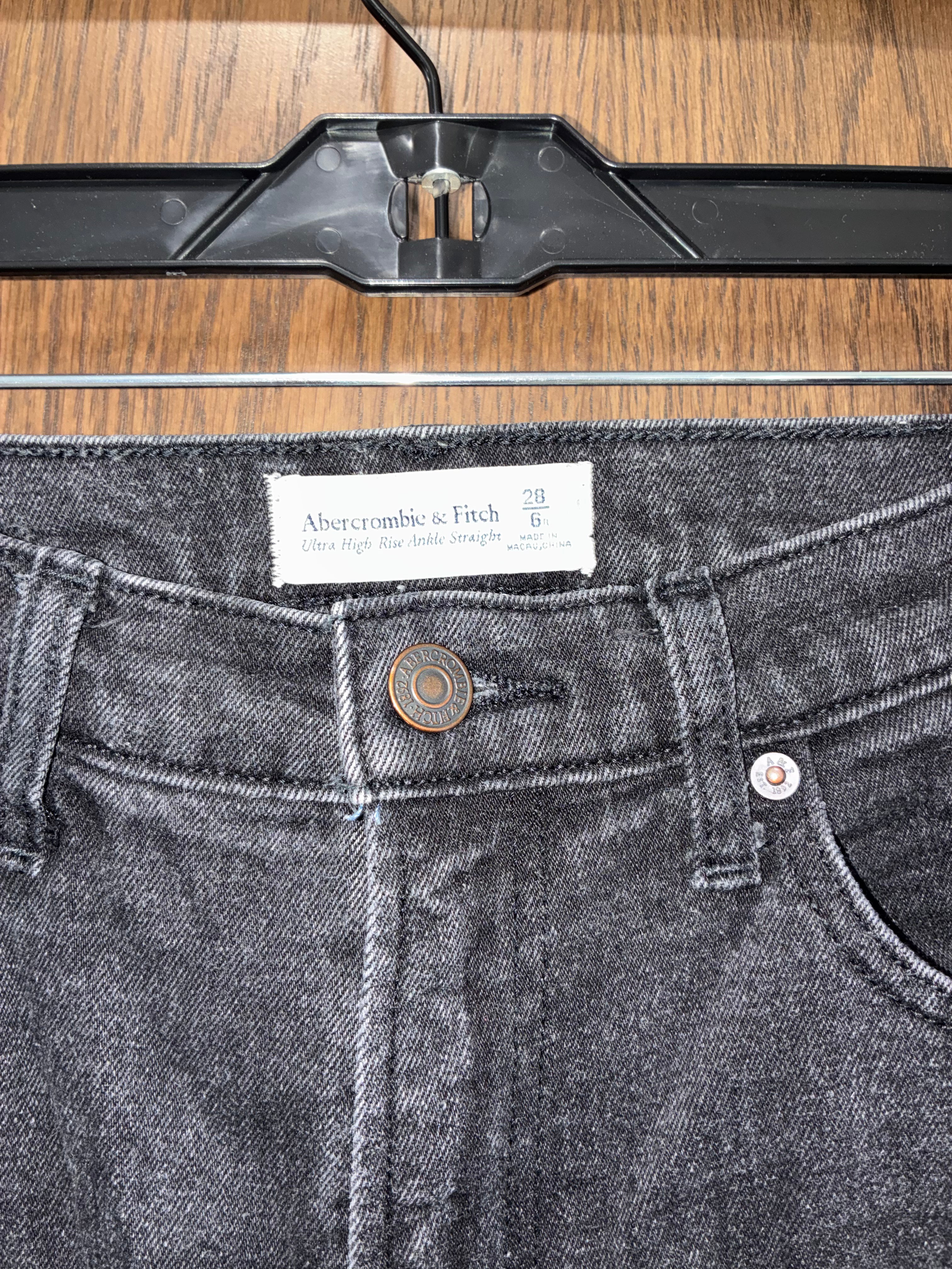 Abercrombie & Fitch Women’s Ultra High Rise Ankle Straight Size 28 6R