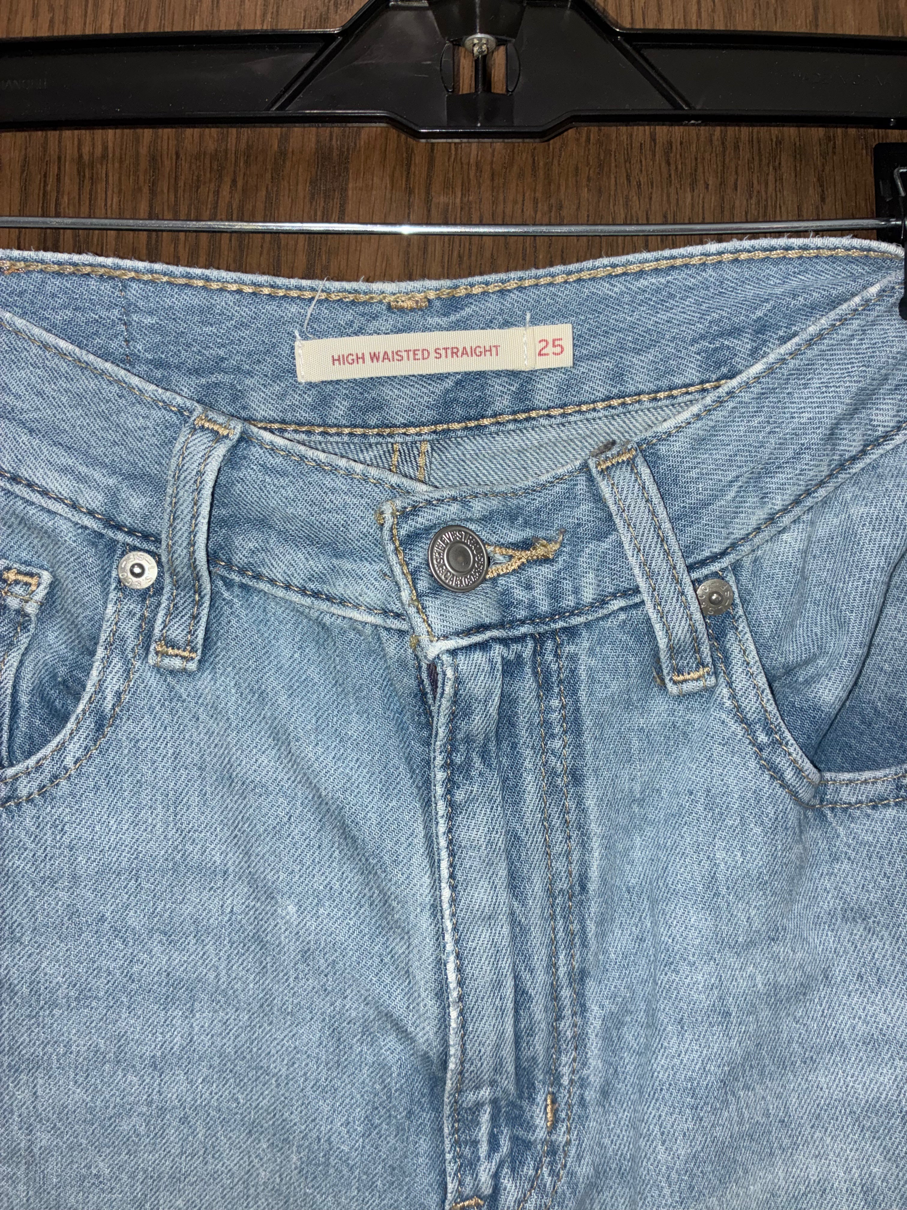 Levi’s Women’s High Waisted Wide Leg Straight Size 25x29