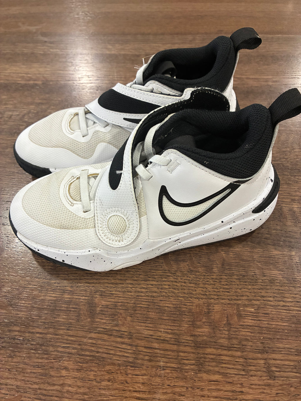 Nike Team Hustle D 11 GS White Black Basketball Shoes Youth 3.5Y