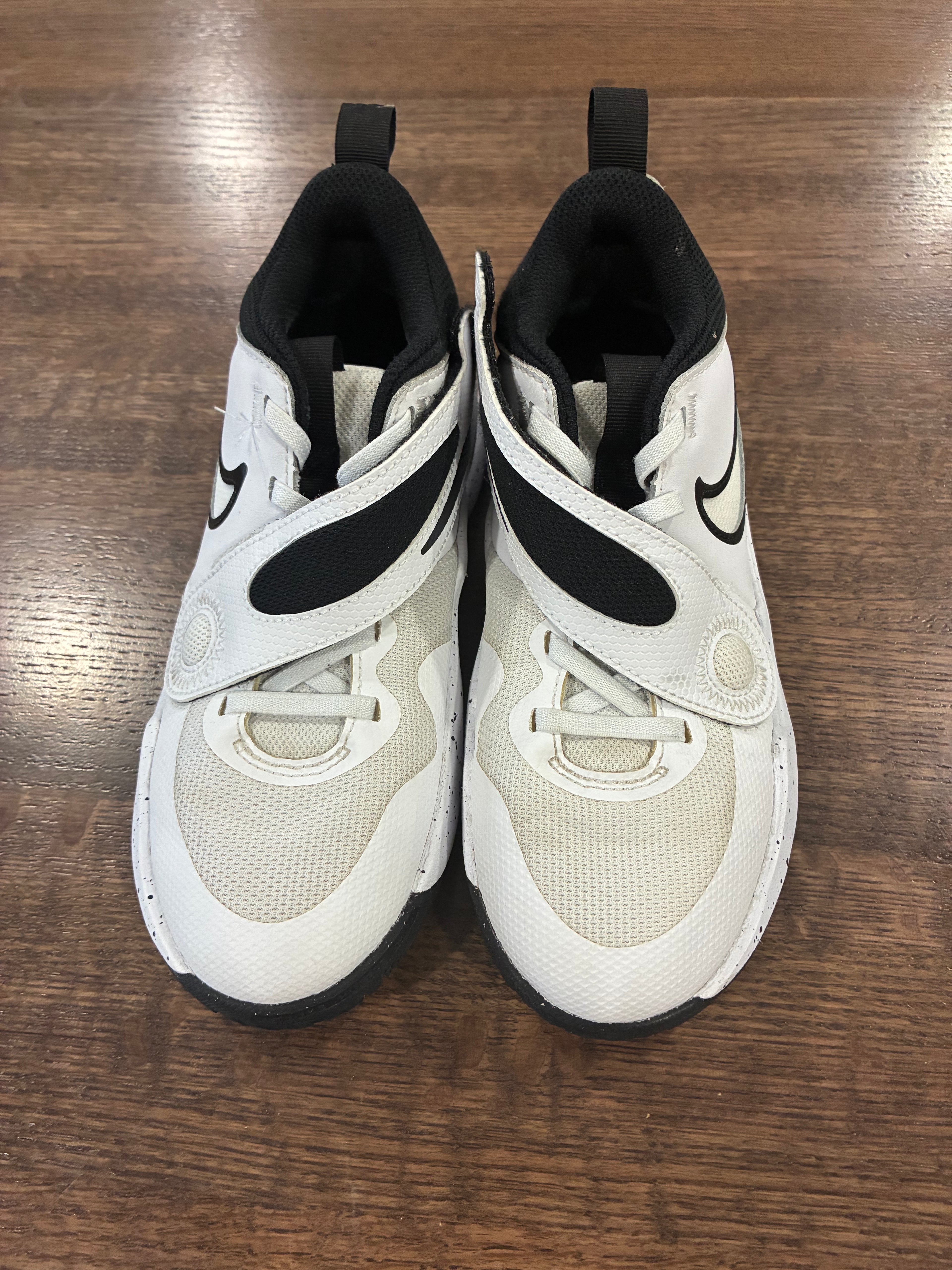 Nike Team Hustle D 11 GS White Black Basketball Shoes Youth 3.5Y