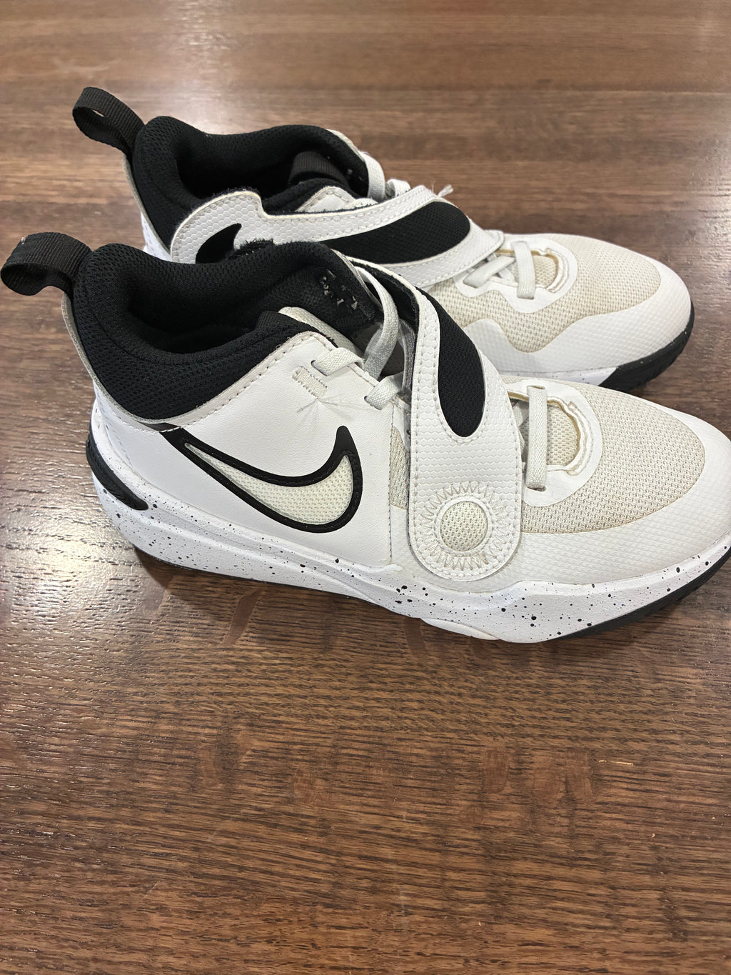 Nike Team Hustle D 11 GS White Black Basketball Shoes Youth 3.5Y
