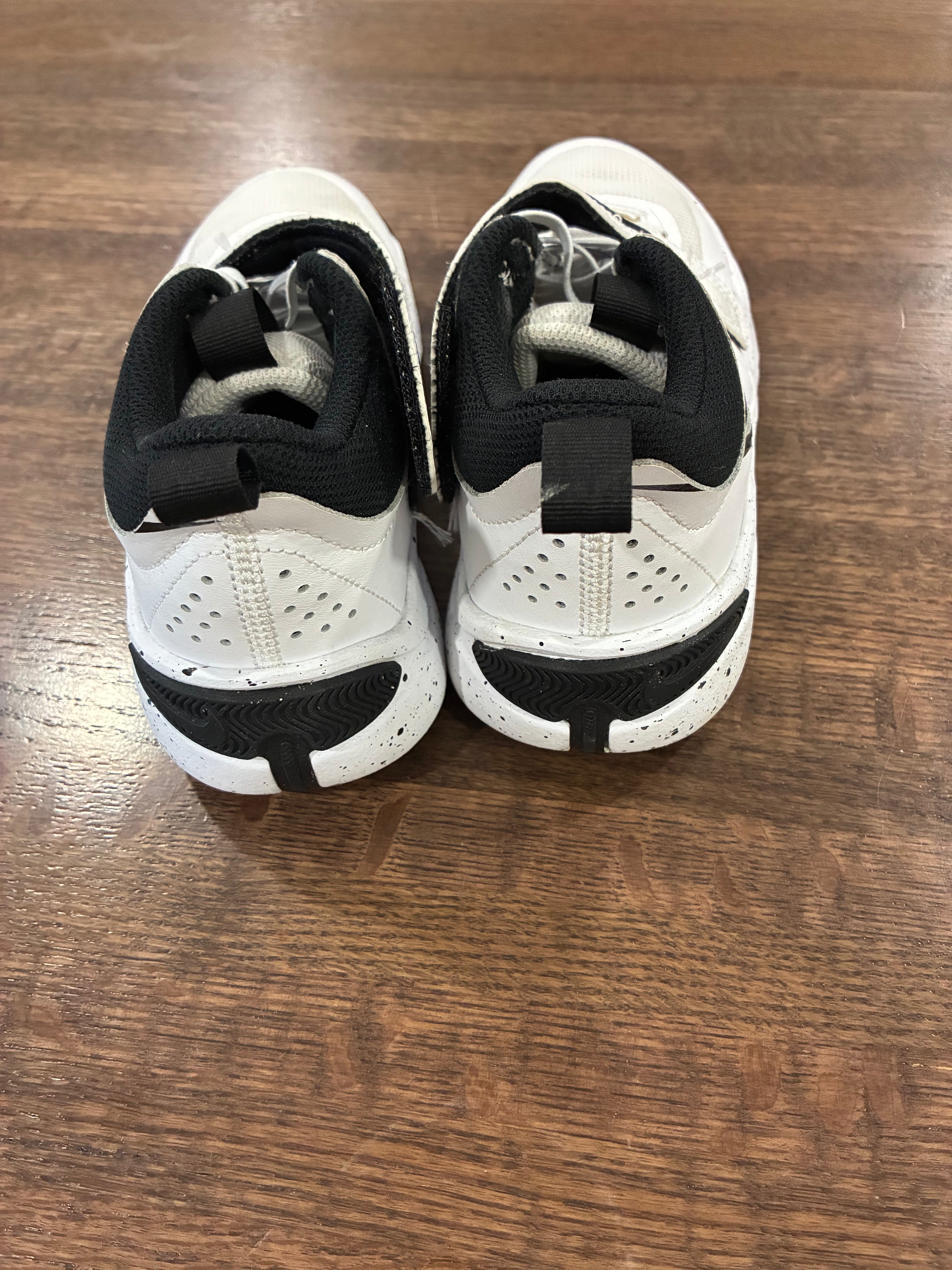Nike Team Hustle D 11 GS White Black Basketball Shoes Youth 3.5Y