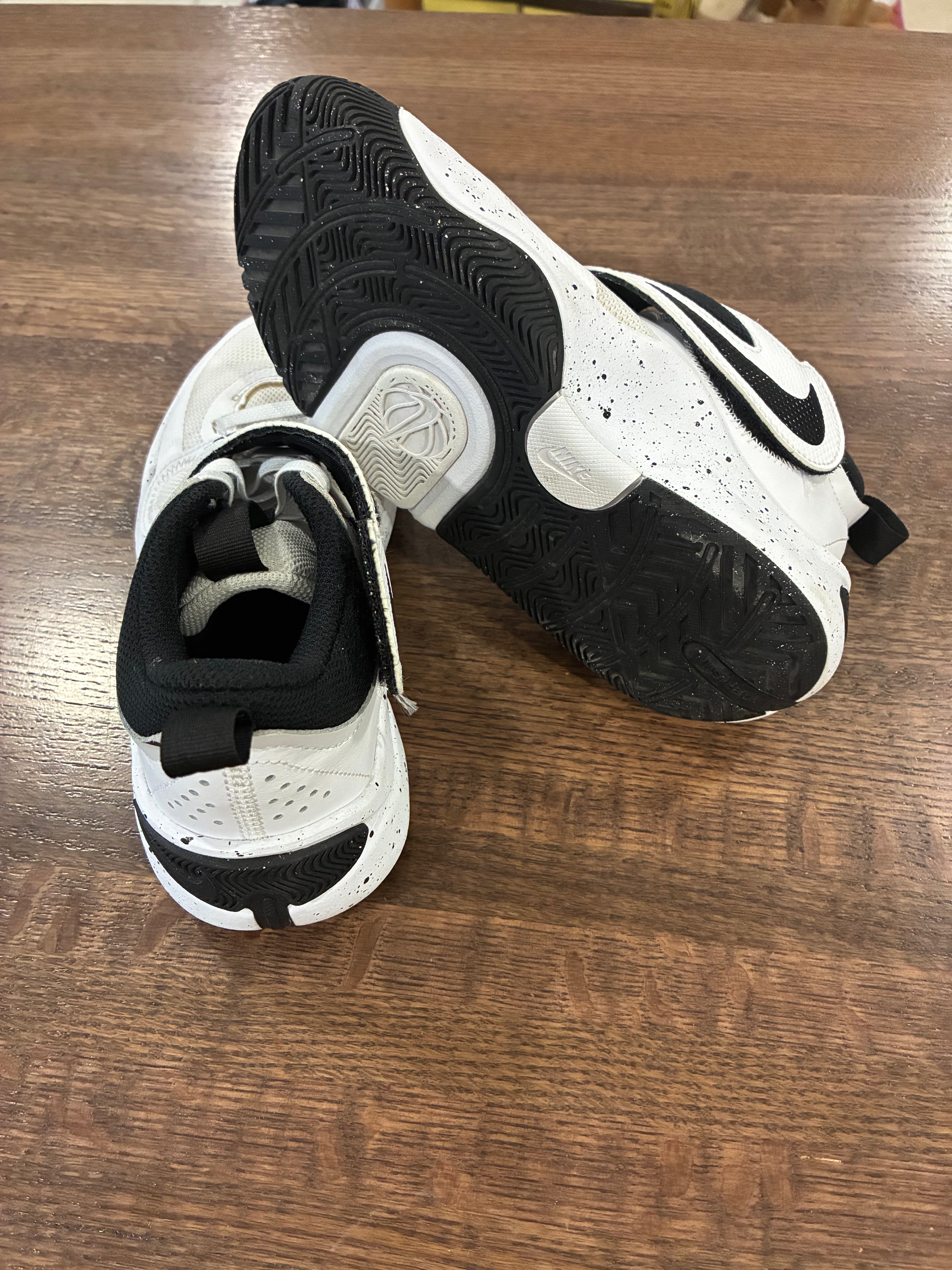 Nike Team Hustle D 11 GS White Black Basketball Shoes Youth 3.5Y