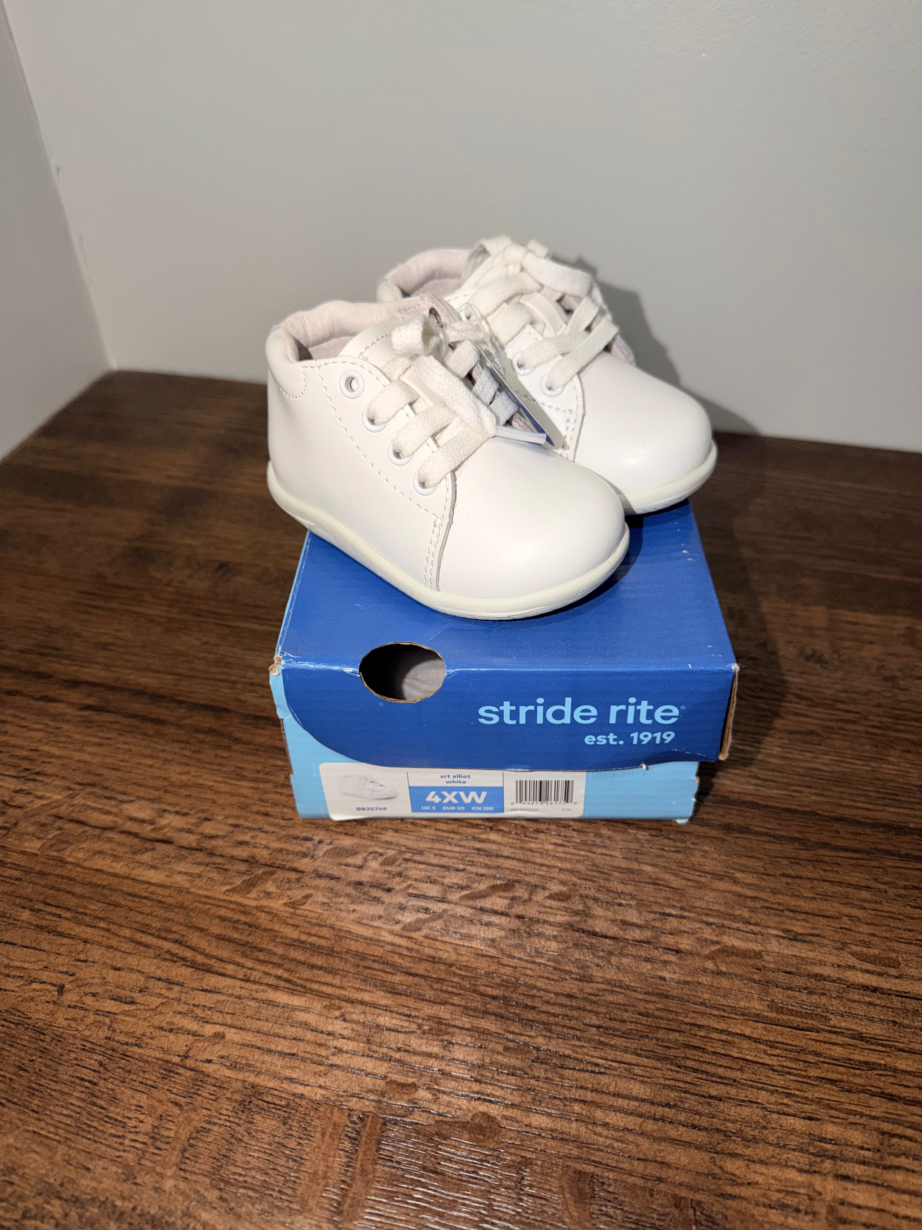 Stride Rite SRT Elliot White Size 4XW NIB