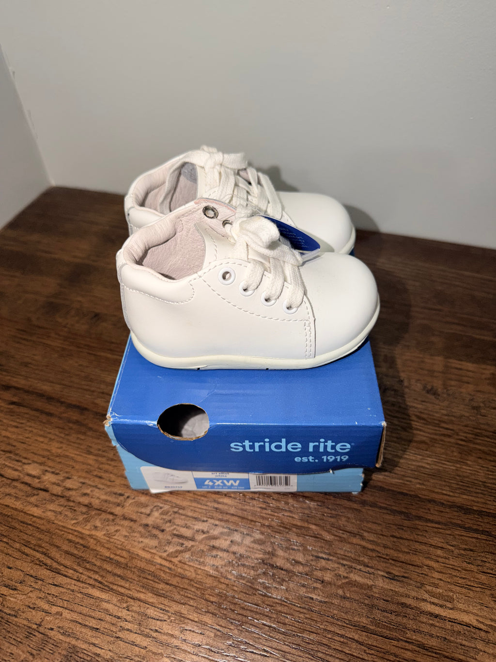 Stride Rite SRT Elliot White Size 4XW NIB