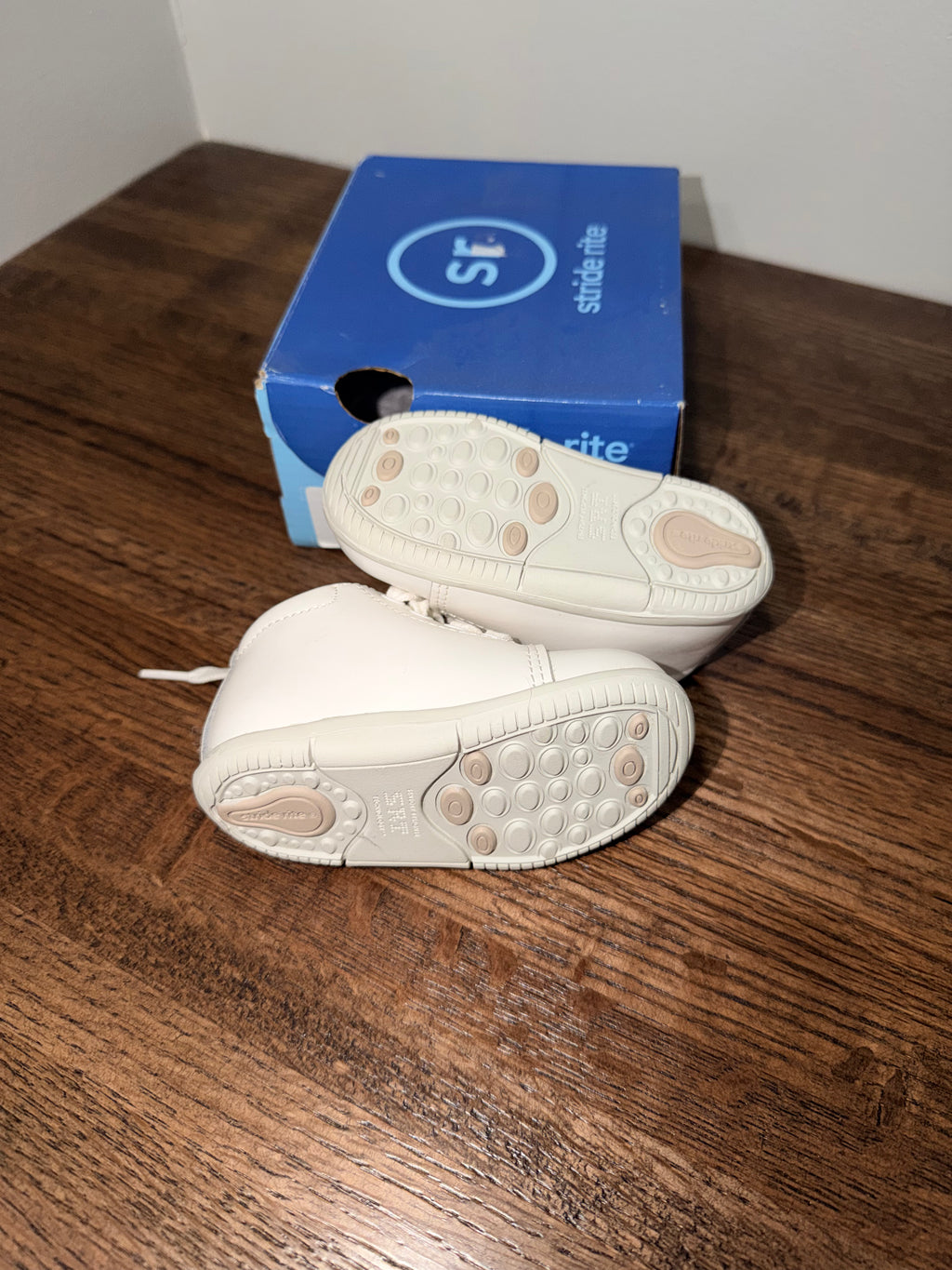 Stride Rite SRT Elliot White Size 4XW NIB