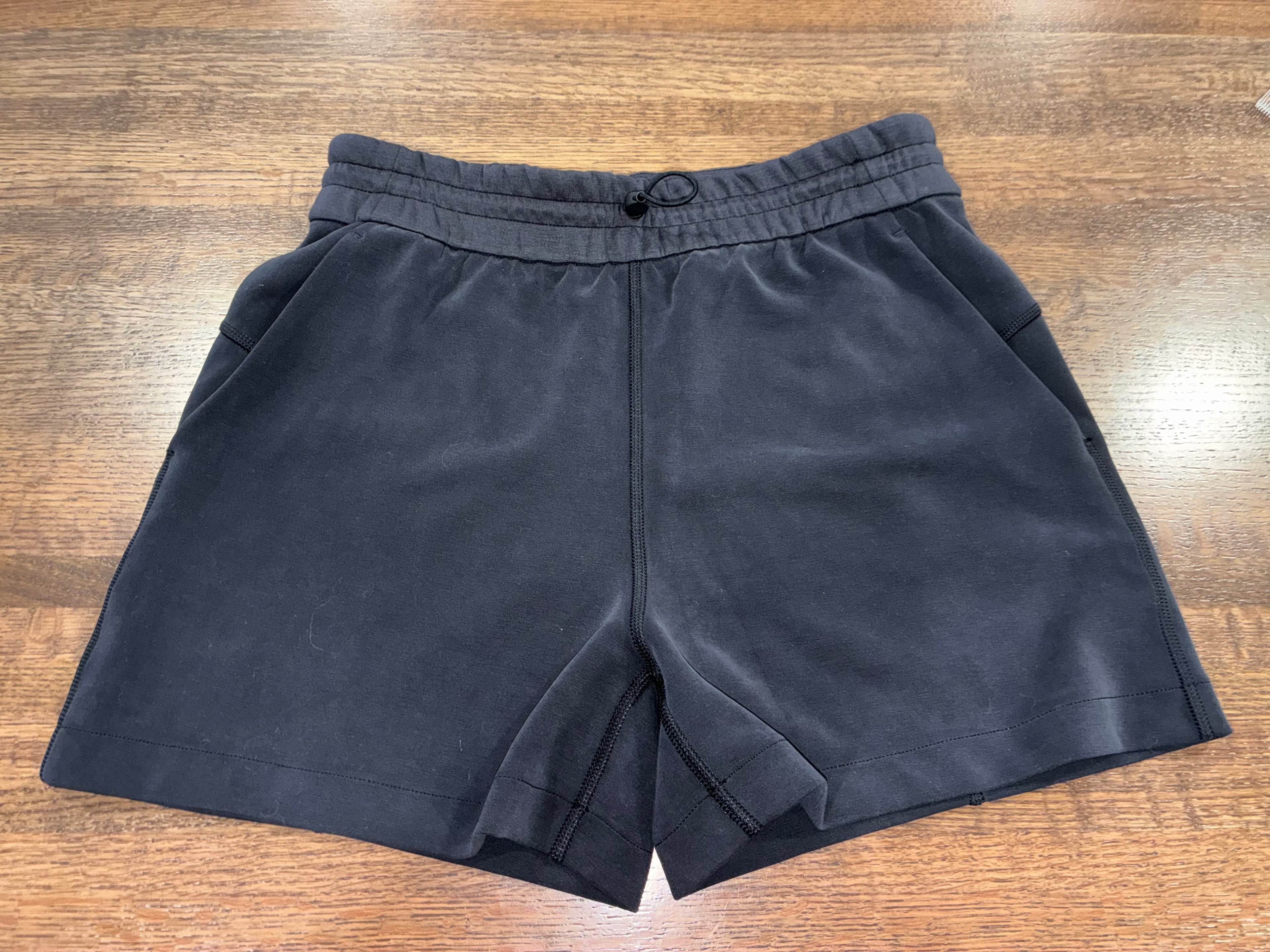 Lululemon Softstreme High Rise Short 4" Size 6 Black “Peach Fuzz” New Condition