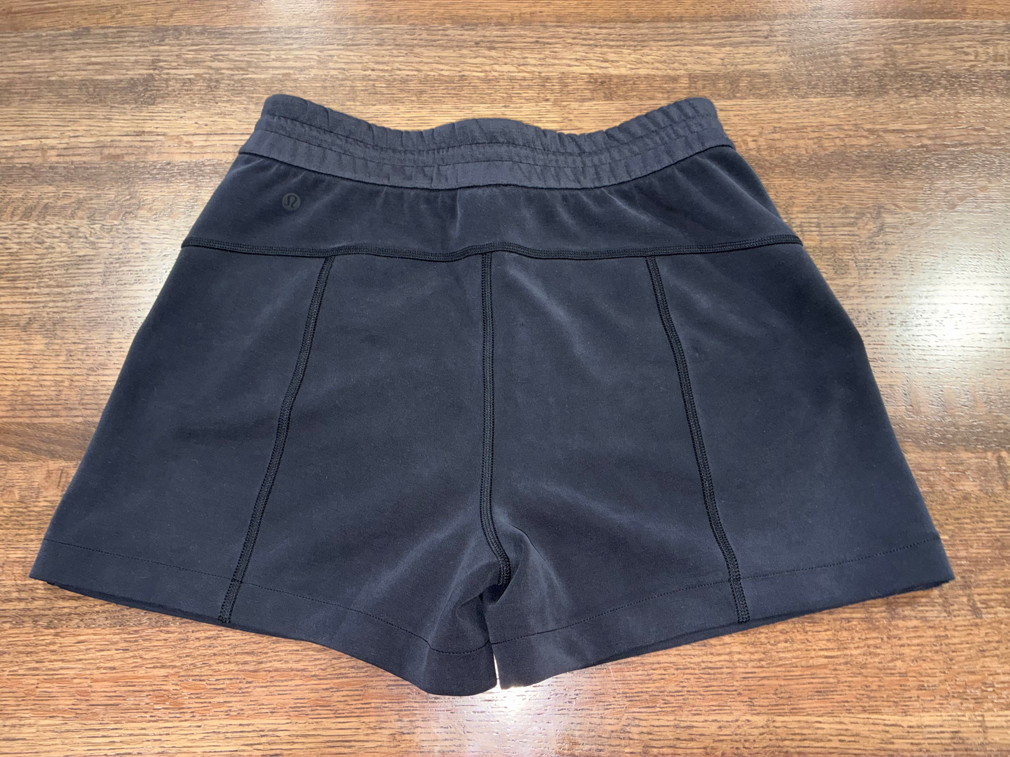 Lululemon Softstreme High Rise Short 4" Size 6 Black “Peach Fuzz” New Condition