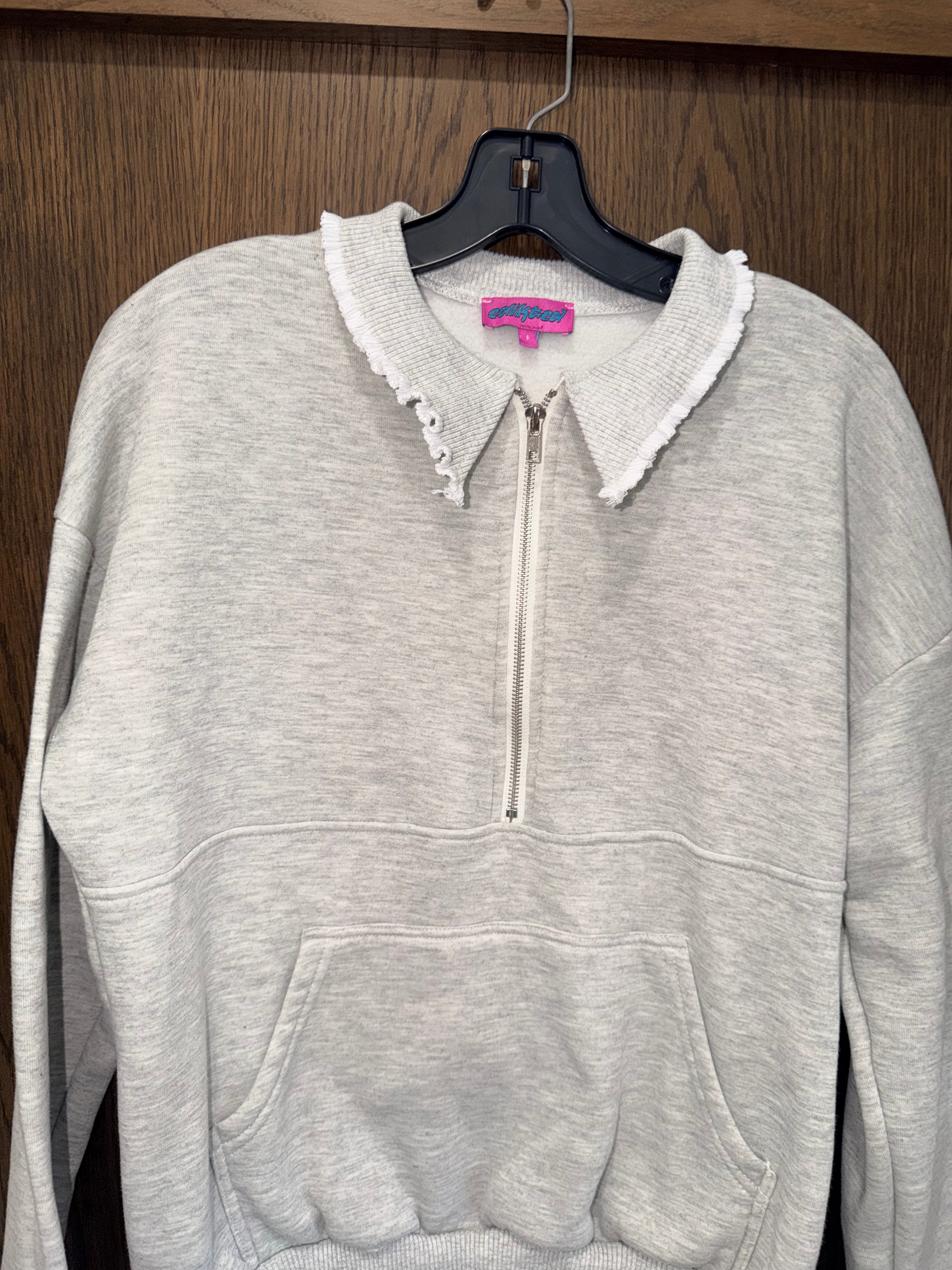Edikted
Women's Ashtin Ruffle Trim 1/4 Sweatshirt Size Small